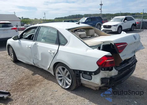 2019 Volkswagen Passat 2.0T Wolfsburg Edition z USA, uszkodzony, nr VIN 1VWLA7A34KC012386